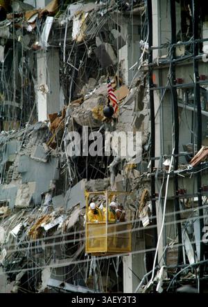 April 2015 - Akte - am 19. April 1995 kam es bei einer LKW-Bombenexplosion vor dem Alfred P. Murrah Federal Building in Oklahoma City, Oklahoma, zu 168 Toten und Hunderten weiteren Verletzten. Die Explosion wurde von dem regierungsfeindlichen Militanten Timothy McVeigh ausgelöst, der 2001 für seine Verbrechen hingerichtet wurde. Sein Mitverschwörer Terry Nichols wurde lebenslang im Gefängnis verhaftet. Abbildung - 23. April 1995; Oklahoma City - Szenen von Oklahoma City nach der Explosion einer massiven Lkw-Bombe am Murray Federal Building am Morgen des 19. April, bei der 168 Menschen, darunter 19 Kinder, getötet und mehr als 500 weitere verletzt wurden. Stockfoto