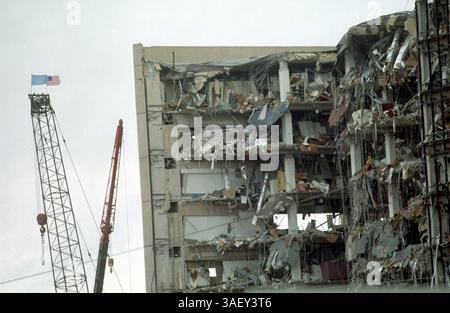 April 2015 - Akte - am 19. April 1995 kam es bei einer LKW-Bombenexplosion vor dem Alfred P. Murrah Federal Building in Oklahoma City, Oklahoma, zu 168 Toten und Hunderten weiteren Verletzten. Die Explosion wurde von dem regierungsfeindlichen Militanten Timothy McVeigh ausgelöst, der 2001 für seine Verbrechen hingerichtet wurde. Sein Mitverschwörer Terry Nichols wurde lebenslang im Gefängnis verhaftet. Abbildung - 23. April 1995; Oklahoma City - Szenen von Oklahoma City nach der Explosion einer massiven Lkw-Bombe am Murray Federal Building am Morgen des 19. April, bei der 168 Menschen, darunter 19 Kinder, getötet und mehr als 500 weitere verletzt wurden. Stockfoto