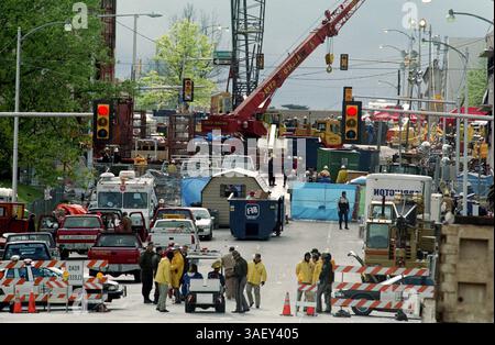 April 2015 - Akte - am 19. April 1995 kam es bei einer LKW-Bombenexplosion vor dem Alfred P. Murrah Federal Building in Oklahoma City, Oklahoma, zu 168 Toten und Hunderten weiteren Verletzten. Die Explosion wurde von dem regierungsfeindlichen Militanten Timothy McVeigh ausgelöst, der 2001 für seine Verbrechen hingerichtet wurde. Sein Mitverschwörer Terry Nichols wurde lebenslang im Gefängnis verhaftet. Abbildung - 23. April 1995; Oklahoma City - Szenen von Oklahoma City nach der Explosion einer massiven Lkw-Bombe am Murray Federal Building am Morgen des 19. April, bei der 168 Menschen, darunter 19 Kinder, getötet und mehr als 500 weitere verletzt wurden. Stockfoto