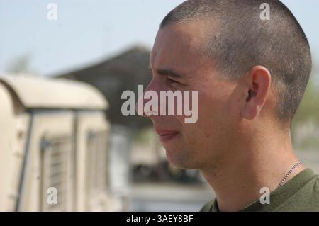 April 2005; Camp Hurricane Point, Irak; Siebenundzwanzigjähriger PFC DAVID S. JOHNSON, ein Motortransportmechaniker mit Hauptquartier und Service Company, 1. Bataillon, 5. Marine-Regiment, beobachtet einen Humvee, der hier in den Motorpool zieht, der seine Dienste benötigt. Der gebürtige New Baltimore, mich., schloss sich den Marines an, um seinen verstorbenen Vater Steven R. Johnson zu ehren, der 2003 vergangen war. Sein Vater war auch Mechaniker, der mehr als 20 Jahre im Corps diente. Obligatorischer Ausweis: Foto von CPL. Tom Sloan/DOD/ZUMA Press. (©) Copyright 2005 by US DOD Photo Stockfoto