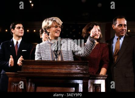 Datei Foto - GERALDINE FERRARO, 75, starb am 26. März 2011 nach einem langen Kampf gegen Blutkrebs. Geboren am 26. August 1935 in Newburgh, NY, war sie eine Kongressabgeordnete der Queens, die 1984 als erste Frau auf dem Präsidententicket einer großen Partei war. Bild: 1. Oktober 1984 - Philadelphia, PA, USA - GERALDINE FERRARO mit ihren Kindern und Ehemann JOHN nach ihrer Debatte mit Vizepräsident George Bush während der Wahl 1984. (Bild: © Arthur Grace/ZUMAPRESS.com) Stockfoto
