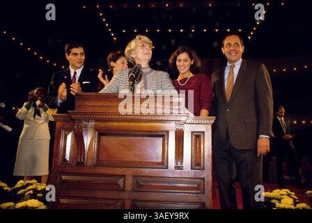 Datei Foto - GERALDINE FERRARO, 75, starb am 26. März 2011 nach einem langen Kampf gegen Blutkrebs. Geboren am 26. August 1935 in Newburgh, NY, war sie eine Kongressabgeordnete der Queens, die 1984 als erste Frau auf dem Präsidententicket einer großen Partei war. Bild: 1. Oktober 1984 - Philadelphia, PA, USA - GERALDINE FERRARO mit ihren Kindern und Ehemann JOHN nach ihrer Debatte mit Vizepräsident George Bush während der Wahl 1984. (Bild: © Arthur Grace/ZUMAPRESS.com) Stockfoto