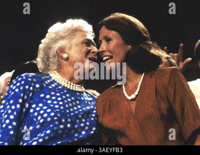 17. August 1988 - New Orleans, Louisiana, Vereinigte Staaten von Amerika - Barbara Bush, Ehefrau des Vizepräsidenten der Vereinigten Staaten George H.W. Bush, republikanischer Kandidat für das Amt des Präsidenten der Vereinigten Staaten, links, und Marilyn Quayle, Ehefrau des US-Senators Dan Quayle (Republikaner von Indiana), der republikanischen Kandidatin für das Amt des Vizepräsidenten der Vereinigten Staaten, rechts, teilt ein Gespräch in der Box des Vizepräsidenten, während der Versammlung der Republikaner 1988 in New Orleans, Louisiana, am 17. August 1988 fortgesetzt wird..Credit: Howard L. Sachs / CNP (Credit Image: © Howard L. Sachs/CNP/ZUMAPRESS. Stockfoto
