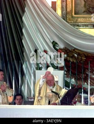 23. Januar 1999; Mexiko-Stadt, Mexiko; PAPST JOHANNES PAUL II. Segnet das Brot während des Abendmahls in der Basilica de Nuestra Senora de Guandalupe in Mexiko-Stadt. Stockfoto