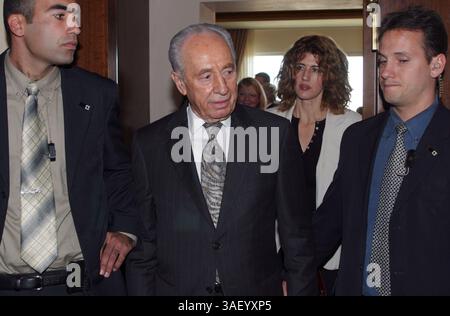 Dezember 2004; Jerusalem, Israel; Führer der Arbeiterpartei, Friedensnobelpreisträger und ehemaliger israelischer Politiker SHIMON PERES verlässt nach einem Treffen mit dem britischen Premierminister TONY BLAIR eine Hotelsuite in Jerusalem. Peres soll stellvertretender Premierminister von Ariel Sharon werden, als bald eine neue Koalitionsregierung gebildet wird. Blair traf sich früher mit Premierminister Sharon und reiste in die Stadt Ramallah im Westjordanland, um dort mit den palästinensischen Führern zu treffen, in der Hoffnung, den Frieden im Nahen Osten voranzubringen. Stockfoto