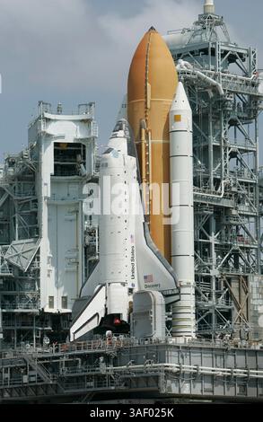 15. Juni 2005; Cape Canaveral, FL, USA: Space Shuttle Discovery erreicht Launch Pad 39B nach einer Fahrt von etwa neun Stunden. Die Mission STS-114 wurde von der NASA als „Return to Flight“ bezeichnet und wird der 114. Space Shuttle-Flug und der 17. Flug zur Internationalen Raumstation sein. Obligatorischer Credit: Foto von Joel Auerbach/Zuma Press. (©) Copyright 2005 von Joel Auerbach Stockfoto