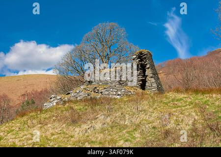 Dun Troddan Glenelg Schottland 2000 Jahre alte Eisenzeit Broschen den Trockenturm im frühen Frühling und einen blauen Himmel Stockfoto