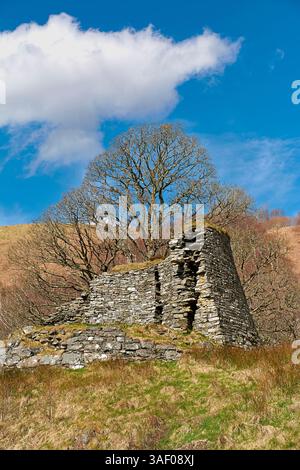 Dun Troddan Glenelg Schottland ein 2000 Jahre altes Eisenzeitalter, das den Trockenturm und die 4,5 Meter dicken Mauern an der Basis durchbrochen hat Stockfoto