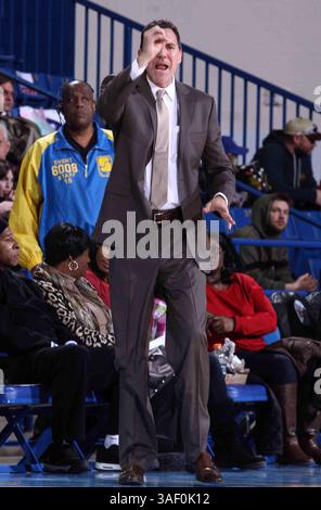 6. März 2015 - Newark, DE, Vereinigte Staaten von Amerika - Fort Wayne Mad ANTS Head Coach Conner Henry ruft seinen Spielern in der zweiten Hälfte eines Basketballspiels der NBA D-League zwischen den Delaware 87ers und den Fort Wayne Mad ANTS am Freitag, 6. März 2015 im Bob Carpenter Sports Convocation Center in Newark, DEL (Bild: © Saquan Stimpson/ZUMA Wire) Stockfoto