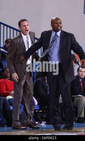 6. März 2015 - Newark, DE, Vereinigte Staaten von Amerika - Fort Wayne Mad ANTS Head Coach Conner Henry (RECHTS) wird von Fort Wayne Mad ANTS Assistant Coach Jaren Jackson zurückgehalten, nachdem er in der zweiten Hälfte eines Basketballspiels der NBA D-League zwischen den Delaware 87ers und den Fort Wayne Mad ANTS am Freitag, 06. März 2015 im Bob Carpenter Sports Convocation Center in Newark, DEL (Credit Image: © SAUMA Stimpan Stimpan Stimpan) Stockfoto