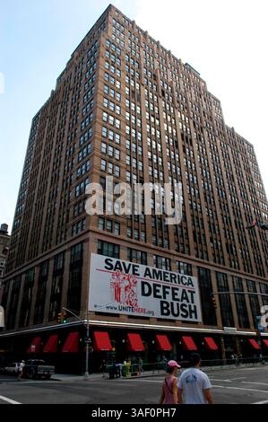 August 2004; New York, NY, USA; ein 25 x 75 Meter großes Banner hängt an den Büros der Unite Here union an der 7th Avenue und 26th Street in Manhattan in der Nähe des Madison Square Garden, zwei Tage vor Beginn der Republican National Convention 2004. Die Union vertritt 440.000 Arbeitnehmer aus verschiedenen Branchen, darunter Textilien, Hotels, Kasinos und Restaurants. Stockfoto