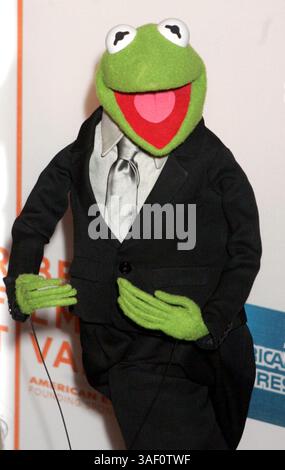 April 2005; New York, NY, USA; KERMIT bei der New Yorker Premiere von „The Muppets“ Wizard of Oz beim vierten jährlichen Tribeca Film Festival im Tribeca Performing Arts Center. Obligatorischer Ausweis: Foto von Nancy Kaszerman/ZUMA Press. (©) Copyright 2005 von Nancy Kaszerman Stockfoto