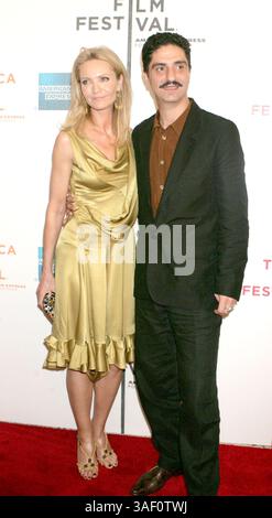 April 2005; New York, NY, USA; Schauspielerin JOAN ALLEN und Schauspieler SIMON ABKARIAN bei der New Yorker Premiere von „Yes“ beim vierten jährlichen Tribeca Film Festival an der Stuvyesant High School. Obligatorischer Ausweis: Foto von Nancy Kaszerman/ZUMA Press. (©) Copyright 2005 von Nancy Kaszerman Stockfoto