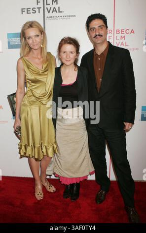 April 2005; New York, NY, USA; Schauspielerinnen JOAN ALLEN, SALLY POTTER und Schauspieler SIMON ABKARIAN bei der New Yorker Premiere von „Yes“ beim vierten jährlichen Tribeca Film Festival an der Stuvyesant High School. Obligatorischer Ausweis: Foto von Nancy Kaszerman/ZUMA Press. (©) Copyright 2005 von Nancy Kaszerman Stockfoto