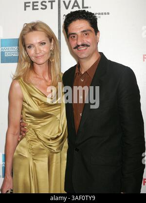 April 2005; New York, NY, USA; Schauspielerin JOAN ALLEN und Schauspieler SIMON ABKARIAN bei der New Yorker Premiere von „Yes“ beim vierten jährlichen Tribeca Film Festival an der Stuvyesant High School. Obligatorischer Ausweis: Foto von Nancy Kaszerman/ZUMA Press. (©) Copyright 2005 von Nancy Kaszerman Stockfoto