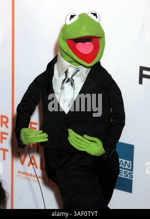 April 2005; New York, NY, USA; KERMIT bei der New Yorker Premiere von „The Muppets“ Wizard of Oz beim vierten jährlichen Tribeca Film Festival im Tribeca Performing Arts Center. Obligatorischer Ausweis: Foto von Nancy Kaszerman/ZUMA Press. (©) Copyright 2005 von Nancy Kaszerman Stockfoto