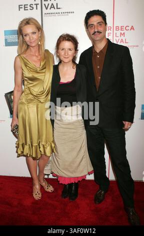 April 2005; New York, NY, USA; Schauspielerinnen JOAN ALLEN, SALLY POTTER und Schauspieler SIMON ABKARIAN bei der New Yorker Premiere von „Yes“ beim vierten jährlichen Tribeca Film Festival an der Stuvyesant High School. Obligatorischer Ausweis: Foto von Nancy Kaszerman/ZUMA Press. (©) Copyright 2005 von Nancy Kaszerman Stockfoto