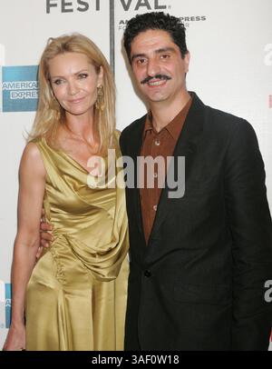 April 2005; New York, NY, USA; Schauspielerin JOAN ALLEN und Schauspieler SIMON ABKARIAN bei der New Yorker Premiere von „Yes“ beim vierten jährlichen Tribeca Film Festival an der Stuvyesant High School. Obligatorischer Ausweis: Foto von Nancy Kaszerman/ZUMA Press. (©) Copyright 2005 von Nancy Kaszerman Stockfoto