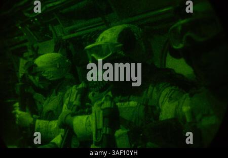 April 2005; Bagdad, Irak; Charlie Co. Marines, die Teil des Battalion Landing Teams 1/1 sind, sitzen in einem CH-46E Sea Knight Hubschrauber auf dem Weg zu ihrem Absetzpunkt. Die 15th Marine Expeditionary Unit (Special Operations Capable) führt derzeit Sicherheits- und Stabilitätsoperationen hier im Großraum Bagdad durch. Obligatorischer Ausweis: Foto von Sgt. Thomas Benoit/DOD/ZUMA Press. (©) Copyright 2005 by US DOD Photo Stockfoto