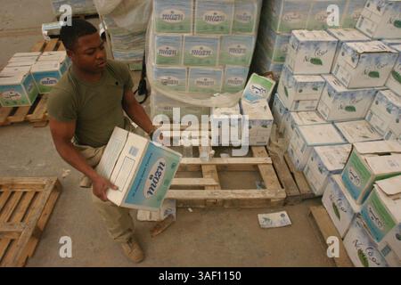 14. April 2005; Camp Al QA'im, Irak; Lance CPL. ROBERT E. JAMES, III., Lagerarbeiter beim 3. Bataillon, 2. Marine-Regiment, Regimentskampfteam 2 stapelt hier die Wasserversorgung des Bataillons. James, ein gebürtiger Roanoke, Virginia, trat den Marines bei, nachdem ihm sein Vater die Option vorstellte. Der William Fleming High School-Absolvent von 2003 beschreibt seine High School-Jahre als seine unruhigen Zeiten und dankt dem Corps für seine Umkehr. Obligatorische Gutschrift: Foto von LCpl. Lucian Friel/DOD/ZUMA Press. (©) Copyright 2005 by US DOD Photo Stockfoto