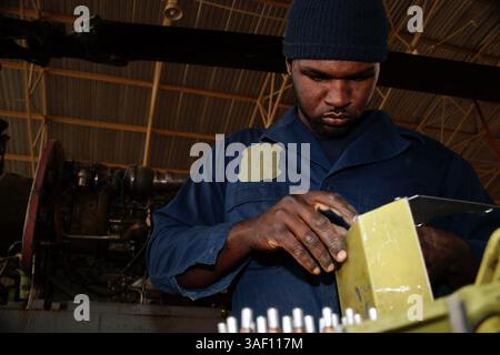 April 2005; Al Asad, Irak; KAYSON S. WILLIAMS, ein Hubschraubermechaniker mit dem taktischen Nachhaltigkeitsprüfungsteam von Bell Aerospace Services, Inc. stellt am 20. April einen Starterreichweite-Schild für eine AH-1W Super Cobra zusammen. Williams aus San Diego, Kalifornien, ist einer der 13 Marine-Veteranen, die freiwillig in den Irak zurückkommen und dabei helfen, die AH-1W Super Cobra und UH-1N Huey Hubschrauber wieder in den Kampf zu bringen. Obligatorischer Ausweis: Foto von Sgt. Juan Vara/DOD/ZUMA Press. (©) Copyright 2005 by US DOD Photo Stockfoto
