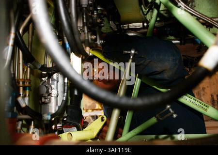 April 2005; Al Asad, Irak; ERNEST ALEJANDRO, ein Flugzeugtechniker mit dem taktischen Nachhaltigkeitsprüfungsteam von Bell Aerospace Services, Inc. installiert am 20. April Flugsteuerungen an einer AH-1W Super Cobra. Alejandro aus Harlingen, Texas, ist einer der 13 Marine-Veteranen, die freiwillig in den Irak kamen und dabei helfen, die AH-1W Super Cobra und UH-1N Huey Hubschrauber wieder in den Kampf zu holen. Obligatorischer Ausweis: Foto von Sgt. Juan Vara/DOD/ZUMA Press. (©) Copyright 2005 by US DOD Photo Stockfoto