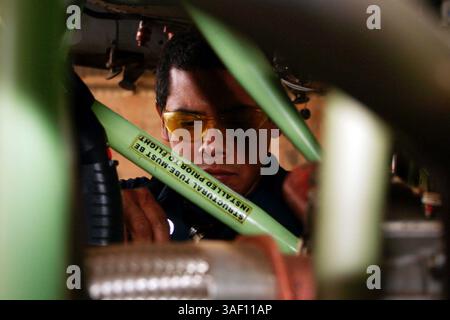 April 2005; Al Asad, Irak; ERNEST ALEJANDRO, ein Flugzeugtechniker mit dem taktischen Nachhaltigkeitsprüfungsteam von Bell Aerospace Services, Inc. installiert am 20. April Flugsteuerungen an einer AH-1W Super Cobra. Alejandro aus Harlingen, Texas, ist einer der 13 Marine-Veteranen, die freiwillig in den Irak kamen und dabei helfen, die AH-1W Super Cobra und UH-1N Huey Hubschrauber wieder in den Kampf zu holen. Obligatorischer Ausweis: Foto von Sgt. Juan Vara/DOD/ZUMA Press. (©) Copyright 2005 by US DOD Photo Stockfoto
