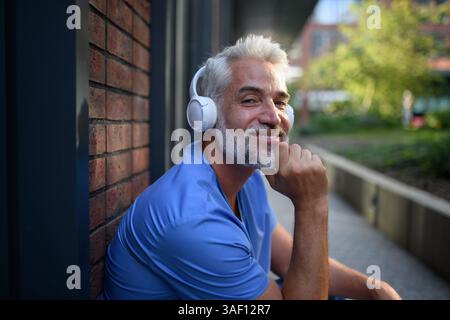 Medizinisches Personal, das sich mit Musik außerhalb des Krankenhauses entspannt. Stockfoto