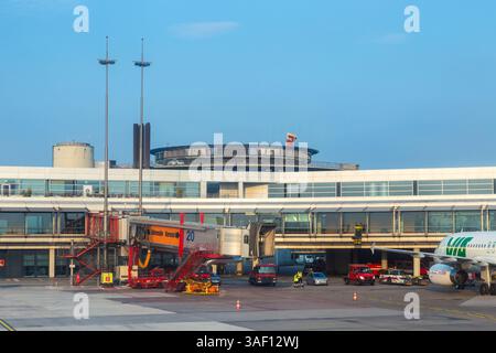 Hamburg, Deutschland - 17. Juli 2014: Flugzeuge am Flughafen Hamburg Helmut Schmidt. Stockfoto