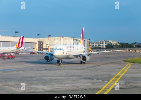 Hamburg - 17. Juli 2014: germanwings-Flugzeuge auf der Start- und Landebahn des Hamburger Flughafens Helmut Schmidt. Stockfoto