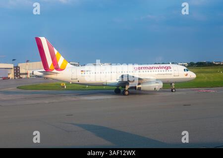 Hamburg - 17. Juli 2014: germanwings-Flugzeuge auf der Start- und Landebahn des Hamburger Flughafens Helmut Schmidt. Stockfoto
