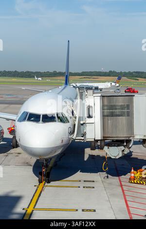 Hamburg, Deutschland - 17. Juli 2014: Lufthansa-Flugzeug am Gate bereit zum Einsteigen. Stockfoto
