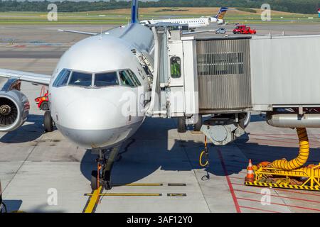 Hamburg, Deutschland - 17. Juli 2014: Lufthansa-Flugzeug am Gate bereit zum Einsteigen. Stockfoto