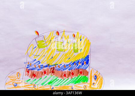 Kuchen mit Kerzen, vom Kind mit Filzstiften bemalt Stockfoto