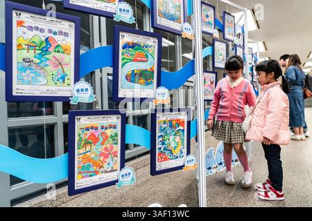 Hongkong, China, 5. April 2025. Die Besucher sehen Malereien in einer Themenausstellung zum 60. Jahrestag der Wasserversorgung von Dongjiang am 5. April 2025 in Hongkong, China. Quelle: Hou Yu/China News Service/Alamy Live News Stockfoto