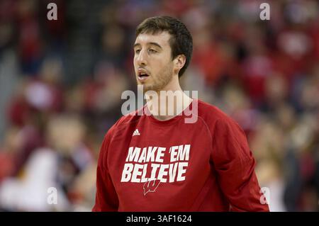 21. Februar 2015: Frank Kaminsky #44 der Wisconsin Badgers macht sich bereit für das NCAA-Basketballspiel zwischen den Wisconsin Badgers und den Minnesota Golden Gophers im Kohl Center in Madison, WI. Wisconsin besiegte Minnesota 63–53. John Fisher/CSM(Bild: © John Fisher/Cal Sport Media/ZUMAPRESS.com) Stockfoto