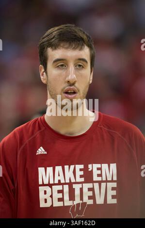 21. Februar 2015: Frank Kaminsky #44 der Wisconsin Badgers macht sich bereit für das NCAA-Basketballspiel zwischen den Wisconsin Badgers und den Minnesota Golden Gophers im Kohl Center in Madison, WI. Wisconsin besiegte Minnesota 63–53. John Fisher/CSM(Bild: © John Fisher/Cal Sport Media/ZUMAPRESS.com) Stockfoto