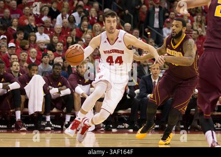 21. Februar 2015: Frank Kaminsky #44 der Wisconsin Badgers fährt während des NCAA-Basketballspiels zwischen den Wisconsin Badgers und den Minnesota Golden Gophers im Kohl Center in Madison, WI. Wisconsin besiegte Minnesota 63–53. John Fisher/CSM(Bild: © John Fisher/Cal Sport Media/ZUMAPRESS.com) Stockfoto