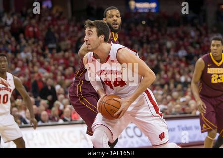 21. Februar 2015: Wisconsin Badgers stürzt Frank Kaminsky #44 und fährt in Richtung Korb, um während des NCAA Basketballspiels zwischen den Wisconsin Badgers und den Minnesota Golden Gophers im Kohl Center in Madison, WI, eine Punktzahl zu erzielen. Wisconsin besiegte Minnesota 63–53. John Fisher/CSM(Bild: © John Fisher/Cal Sport Media/ZUMAPRESS.com) Stockfoto