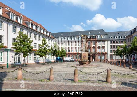 Heidelberg - 7. Juli 2013: Madonnenstatue auf dem Maismarkt in Heidelberg. Diese Statue wurde von den Jesuiten errichtet, um das Volk zu motivieren Stockfoto