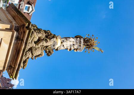 Heidelberg - 7. Juli 2013: Madonnenstatue auf dem Maismarkt in Heidelberg. Diese Statue wurde von den Jesuiten errichtet, um das Volk zu motivieren Stockfoto
