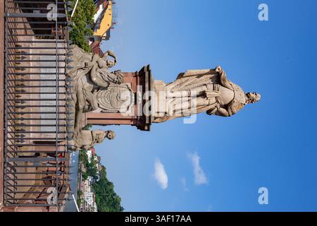 Heidelberg – 7. Juli 2013: Statue auf der alten Brücke des Fürsten Karl Theodor, 1724–1799, geschaffen vom Künstler Franz Conrad Linck. Stockfoto
