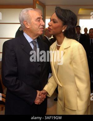 19. Juni 2005; Jerusalem, Israel, US-Außenministerin CONDOLEEZZA RICE und der stellvertretende Premierminister SHIMON PERES treffen sich in Jerusalem, um sich auf die „Deaktivierung“ jüdischer Siedler aus den Siedlungen im Gazastreifen und dem nördlichen Westjordanland zu konzentrieren. Obligatorischer Ausweis: Foto von Yossi Zamir-POOL/ZUMA Press. (©) Copyright 2005 von Yossi Zamir-POOL Stockfoto