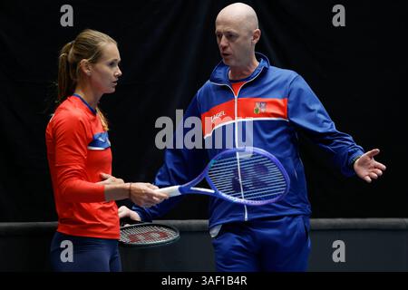Die tschechische Tennisspielerin Marie Bouzkova (links) und der nicht spielende Kapitän Petr Pala bei einer Trainingseinheit vor Beginn der Qualifikationsgruppen von Stockfoto