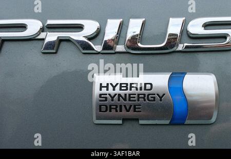 September 2005; Laguna Niguel, CA, USA; Hybrid-Synergy-Drive-Emblem auf einem Toyota Prius. Hybridfahrzeuge werden immer häufiger mit Kraftstoffpreisen zu allen Zeiten hoch. Fahrzeuge mit alternativen Kraftstoffen wie Brennstoffzelle, Batterie und Hybrid werden hergestellt. Die Umwelt wird von diesen umweltfreundlichen Fahrzeugen mit geringen Emissionen profitieren, die die Ozonschicht nicht schädigen und die globale Erwärmung durch fossile Brennstoffe verringern. Obligatorischer Credit: Foto von Ruaridh Stewart/ZUMA Press. (?) Copyright 2005 von Ruaridh Stewart Stockfoto