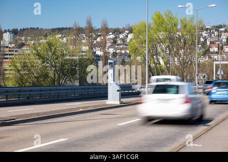Verschwommene Sorgen beim Fahren mit einer grauen, mobilen Geschwindigkeitsfalle-Kamera zwischen zwei Fahrspuren. Nahaufnahme, Teleaufnahme. Stockfoto