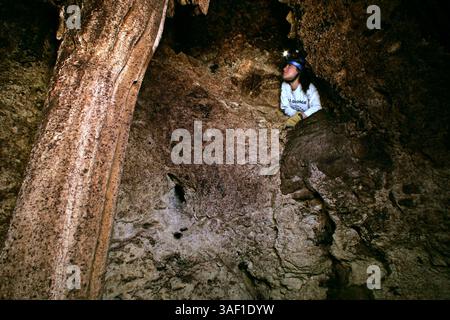 April 2005; San Antonio, TX, USA; Yvette Ramirez blickt in einen Raum, während sie Höhlen im Government Canyon State Natural Area erkundet. Die Höhle des Parks ist zwar generell nicht für die Öffentlichkeit zugänglich, aber sie kann durch freiwillige Gelegenheiten im Park erreicht werden. Obligatorischer Credit: Foto von W. Luther/SanAntonioExpress/ZUMA Press. (©) Copyright 2005 by San Antonio Express-News Stockfoto