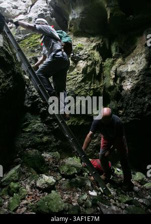 April 2005; San Antonio, TX, USA; Marvin Miller, rechts, erkundet eine Höhle im Government Canyon State Natural Area mit Robert Woods, links, und anderen Mitgliedern des Karst Teams des Parks. Die Gruppe wurde beauftragt, bei der Suche nach Höhlen und Karstflächen im Park zu helfen. Obligatorischer Credit: Foto von W. Luther/SanAntonioExpress/ZUMA Press. (©) Copyright 2005 by San Antonio Express-News Stockfoto