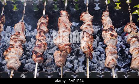 Rindfleisch wird auf Spießen über offenem Feuer gebraten. Stockfoto