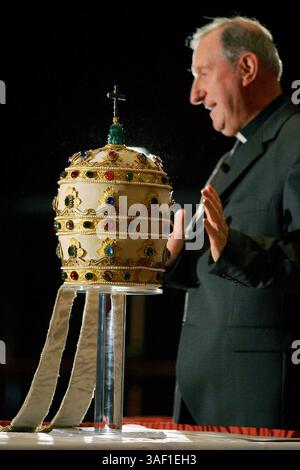 Oktober 2005; San Antonio, TX, USA; Robert Zagnoli spricht am Donnerstag, 6. Oktober 2005, im Kongresszentrum Henry B. Gonzalez über die päpstliche Tiara von Papst Pius VII. Vier Artefakte aus der Ausstellung „St. Peter und der Vatikan: Das Erbe der Päpste“ wurden für die Medien ausgestellt. Das Diadem war ein Geschenk Napoleons im Jahre 1805. Obligatorischer Credit: Foto von Jerry Lara/San Antonio Express-News/ZUMA Press. (©) Copyright 2005 by San Antonio Express-News Stockfoto